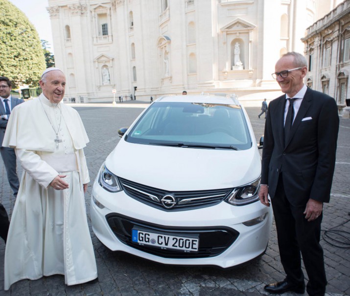 Электромобиль Opel Ampera-e для Папа Франциск.jpeg